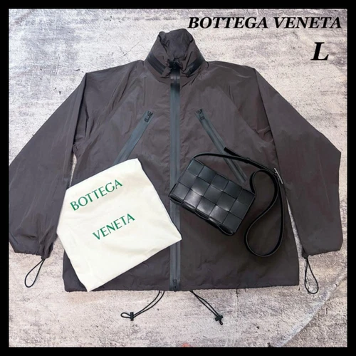 Giacca Bottega Veneta oversize in nylon tecnico marrone Y2KT design trendy