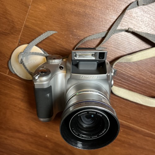 Fujifilm FinePix S3500 Digital SLR Camera - Picture 3 of 24