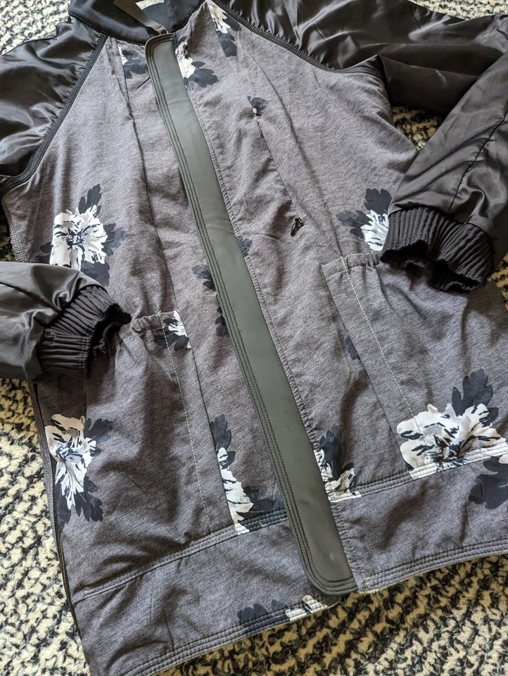 Chaqueta reversible Lululemon Both Ways Bomber talla XS/S flor atómica/japeada Foto 2 de 4