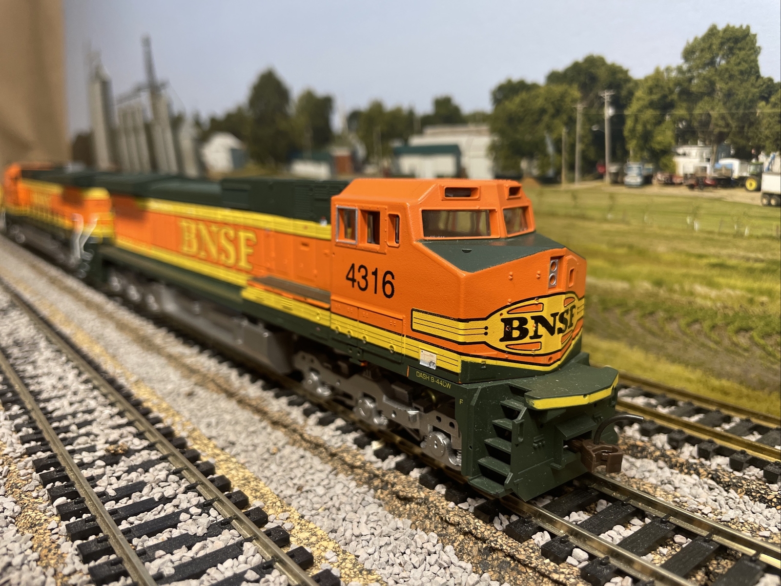 HO Scale, 2 Athearn C449W “BNSF” Heritage 2 Dummy & Powerd Diesel