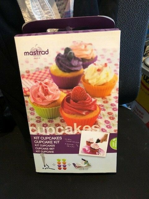 Mastrad Paris Cupcake Decorating Kit with Pastry Bag and 8 Silicone Baking Cups