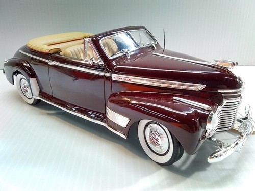Universal Hobbies - 1941 Chevy Deluxe Convertible - Modelo de precisión diecast - Imagen 17 de 19