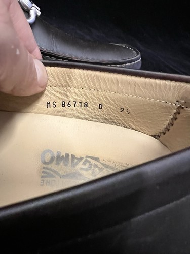 SALVATORE FERRAGAMO - Mocasín de conducción Horsebit cuero marrón EE. UU. 9,5d - Imagen 10 de 12