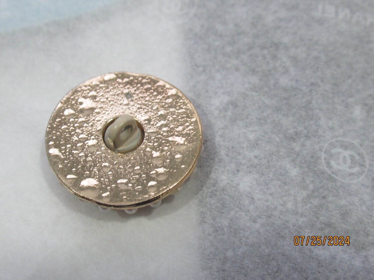 CHANEL BUTTON 22 MM, GOLD tone CREAM, metal, FAUX PEARLS THIS IS 