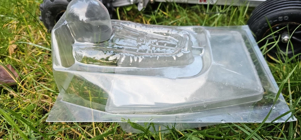 Graupner Kyosho Rowdy Baja 1:8 Buggy Circuit 20 RC Box Abdeckung Fahrerfigur - Bild 2 von 2