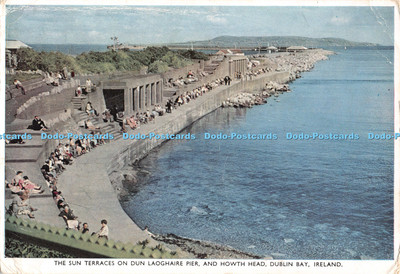 D120047 Sonnenterrassen am Dun Laoghaire Pier und Howth Head Dublin Bay Irland Iri