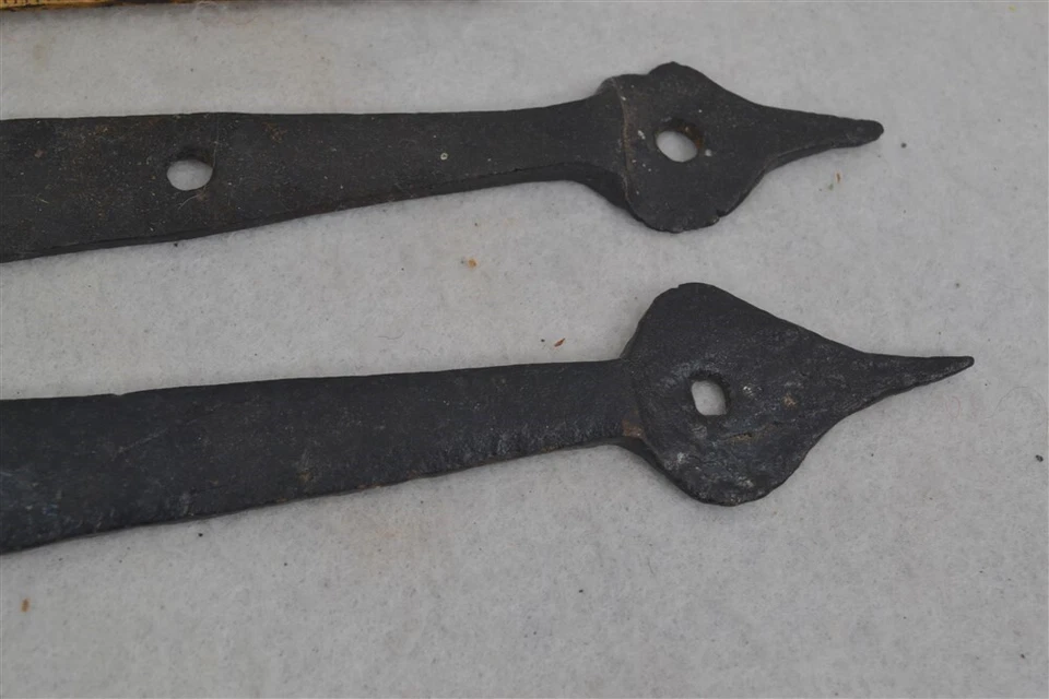 antiguo par de bisagras de correa a juego hierro forjado a mano 14,5 en original siglo XVIII siglo XIX Foto 3 de 4