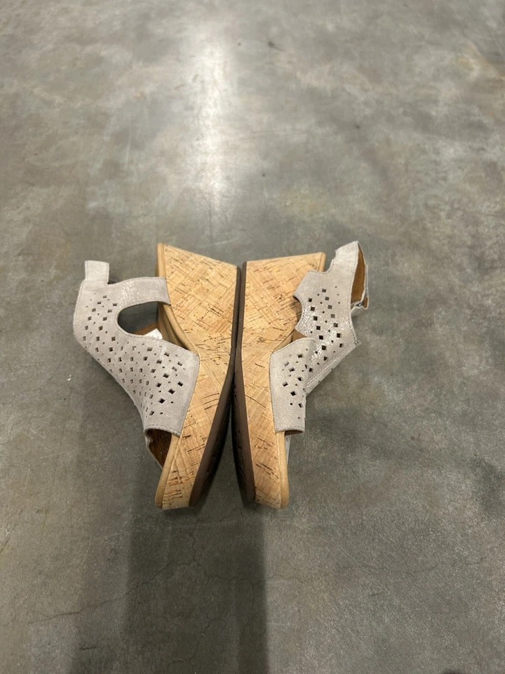 Sandalia de cuña de gamuza Rockport Briah para mujer corte láser metálico caqui 8,5 Foto 2 de 4