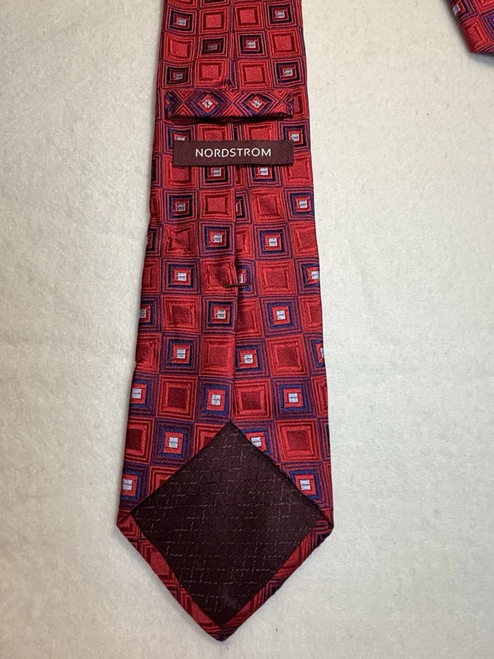 Corbata NORDSTROM Para Hombre Azul Marino y Rojo Patrón Geométrico 60 x 4 100% Seda Hecha en EE. UU. Foto 3 de 4
