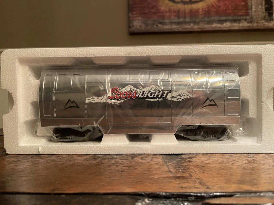 MTH Rail King 30-1433B Coors Light Silver Bullet Operating Reefer Car 30-1433B - Image 3 of 4