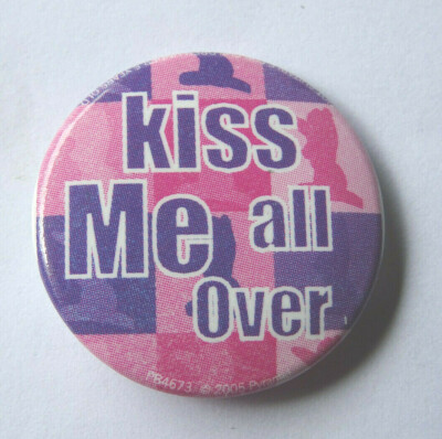 FUN SPRUCH SPEECH BUTTON ANSTECKER BADGE PIN KISS ME ALL OVER 2,5cm