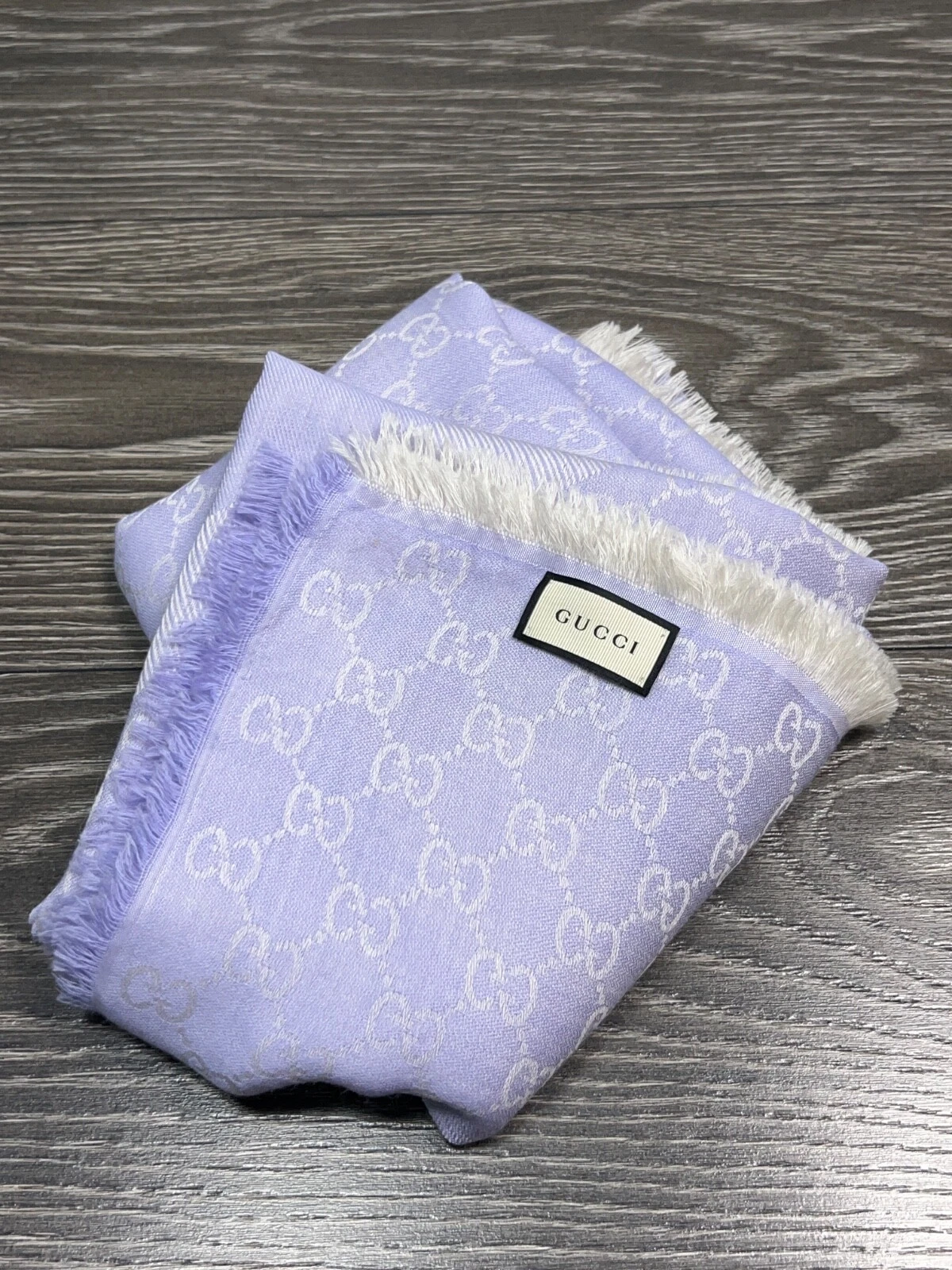 Grand châle écharpe femme Gucci GG Guccissima carré laine soie 140x140 cm violet