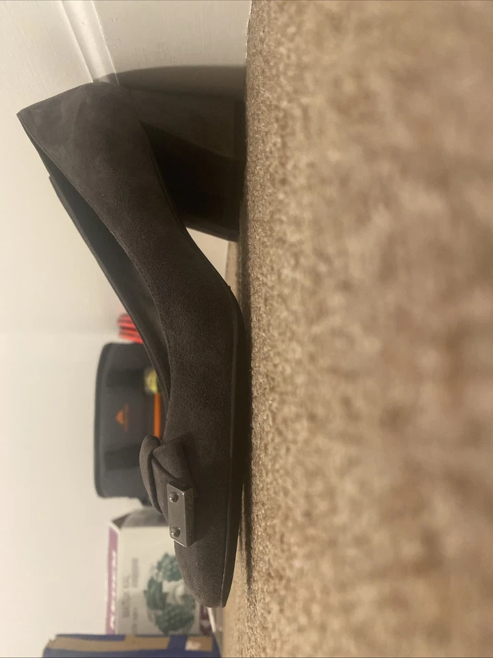 Женский замшевый блочный каблук с бантом Stuart Weitzman размер 8,5 - Изображение 2 из 4