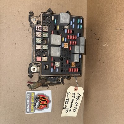 2006-2007  Chevy Silverado 1500 2500 Pickup Engine Fuse Box classic style OEM