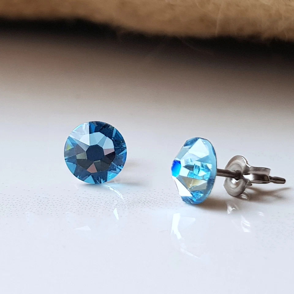 Aretes de titanio azul aguamarina de 6,5 mm. Hecho con titanio libre de níquel. Foto 3 de 4
