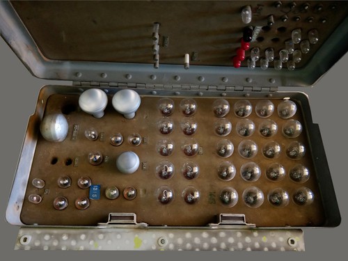 VERSCHIEDENE USAF GLÜHBIRNEN & SICHERUNGEN IN SCHUTZALUMINIUMHÜLLE - Bild 2 von 6