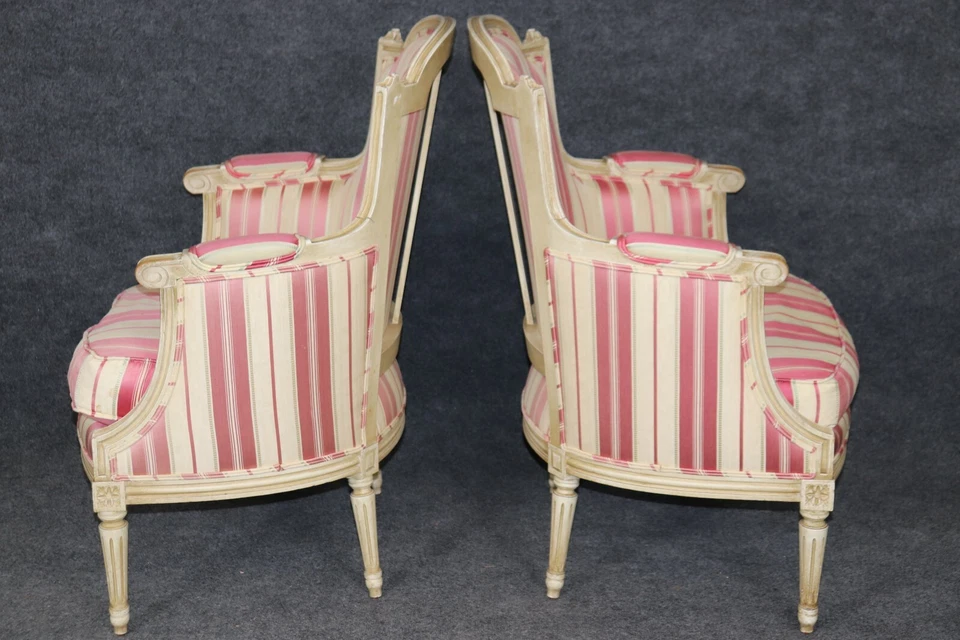 Excelente par de sillas Bergere Luis XVI talladas francesas blancas decoradas con pintura Foto 4 de 4