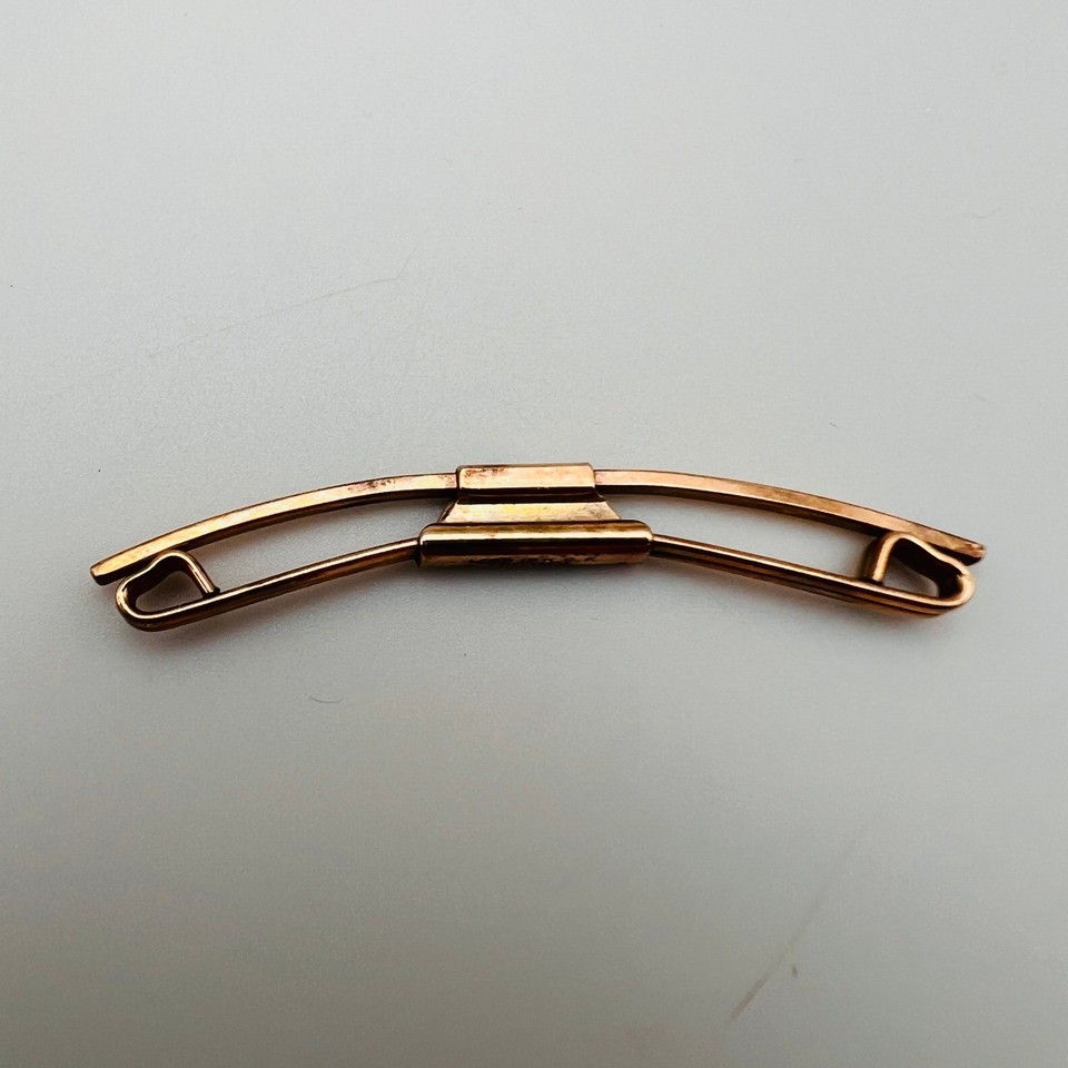 A gold-filled Swank collar bar is the kind of dapper menswear detail that modern guys have completely forgotten — and that makes it genuinely cool.
