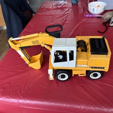 BRUDER LIEBHERR CAT HAND CONTROLLED CATERPILLAR WHEEL EXCAVATOR #912 used  