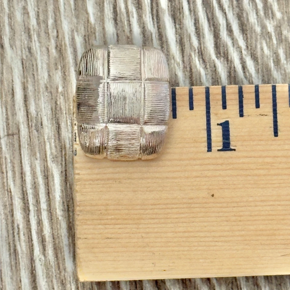 Pendientes Napier Tornillo Trasero Clip Redondeado Rectángulo Texturizado Tono Plata Foto 2 de 4