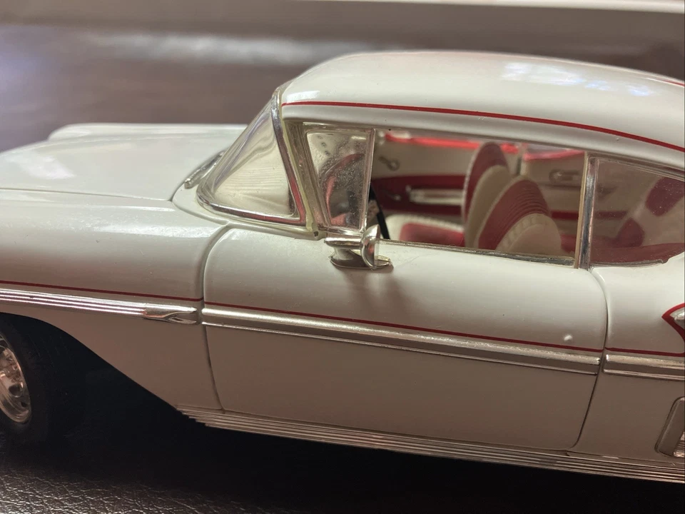 Chevrolet Impala 1958 Ertl American Graffiti 1/18 blanco/rojo Foto 3 de 4
