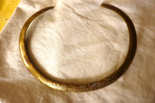 Collier torque en bronze décor central de fleurs