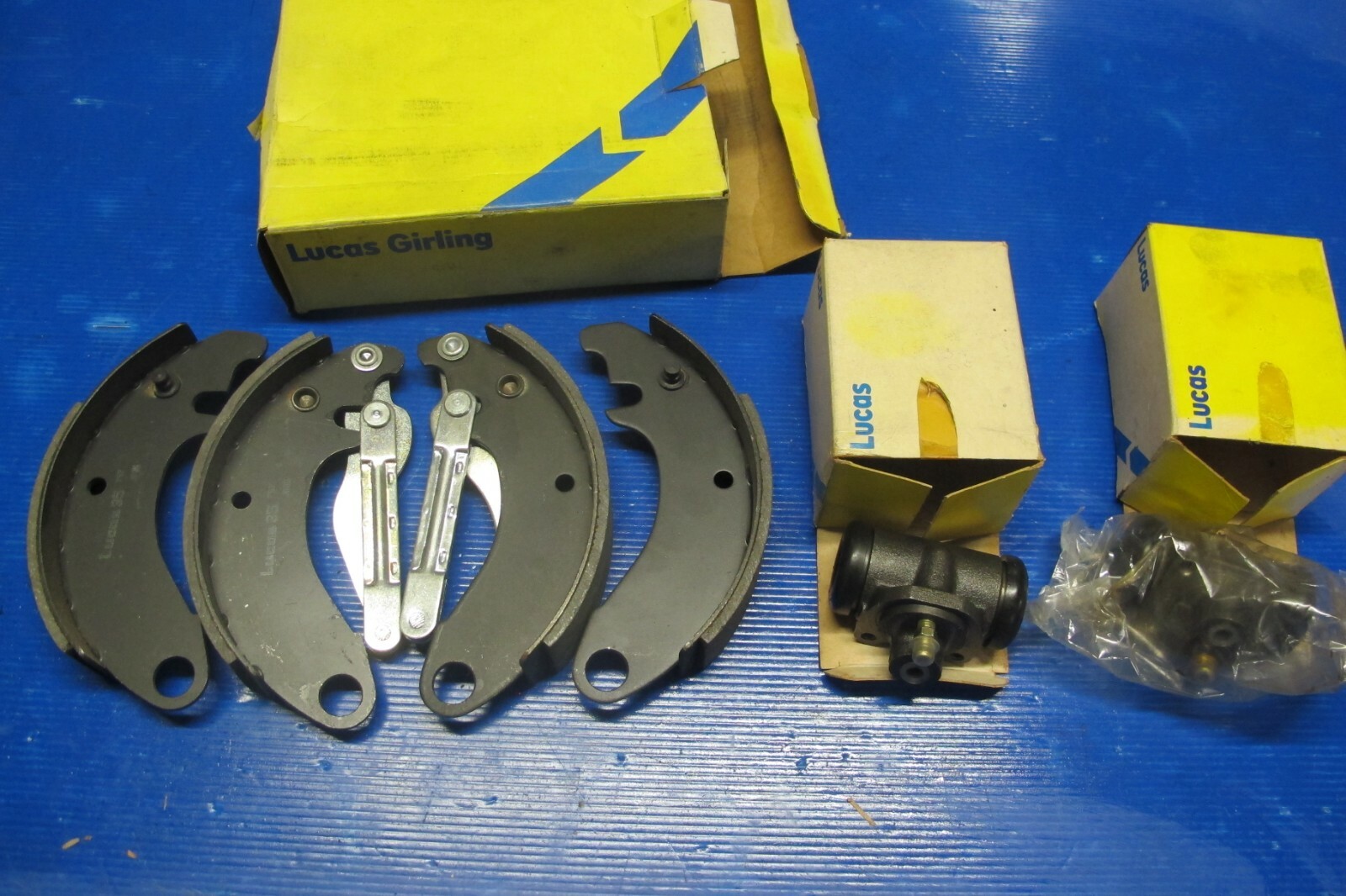Kit freins avant Lucas pour Citroën 2CV à tambours de 200mm avec garnitures rivetées