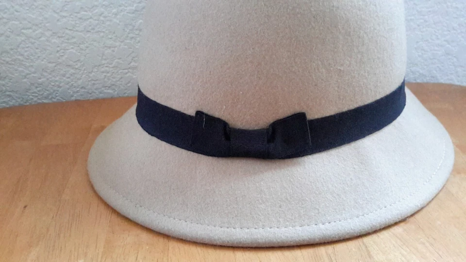 Odds Women’s Felt 100% Wool Ivory/Cream Bucket Hat Black Band/Bow EUC - Image 3 of 4