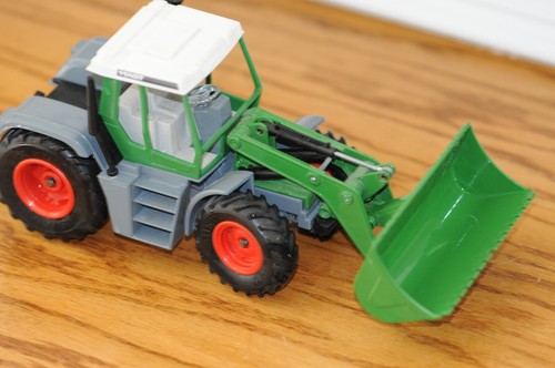 Siku 1:32 Fendt 4WD Farm Toy Tractor With Front Loader Diecast Agriculture Vehi - Picture 11 of 16