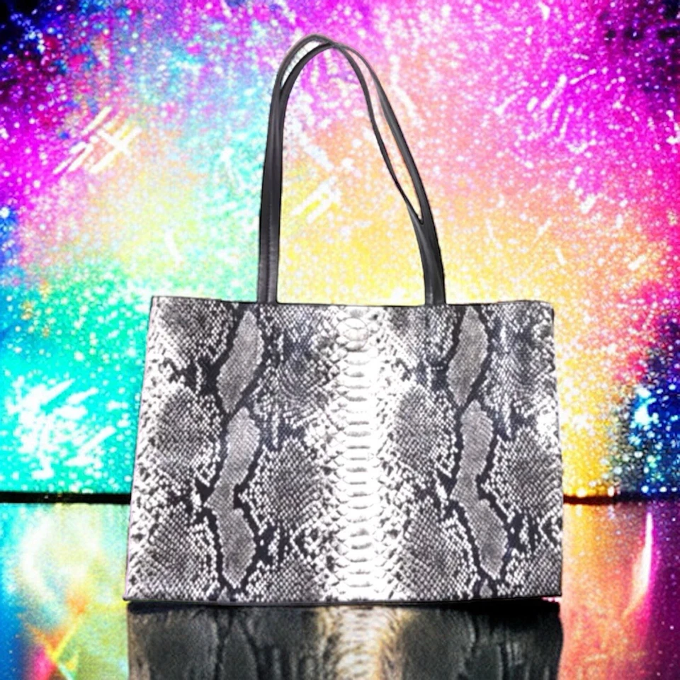 Bolso de Mano SUMMER & ROSE Imitación Piel de Serpiente Nuevo Con Etiquetas Precio de Venta sugerido por el fabricante 58 USD Foto 3 de 4