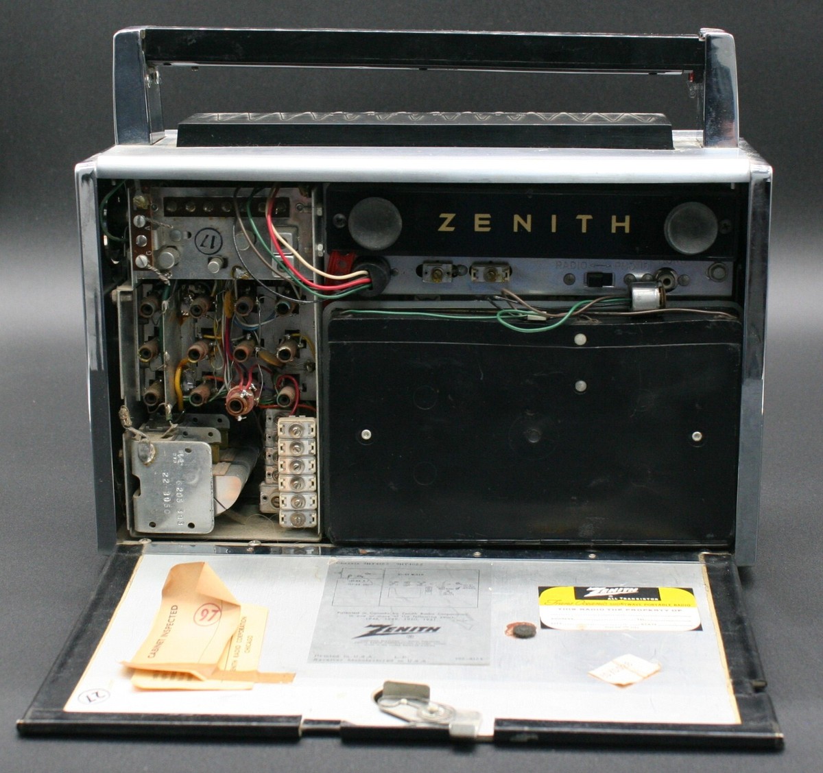 One (1) Zenith Royal 1000-D Trans-Oceanic Portable Short One (1) Zenith Royal 1000-D Trans-Oceanic Portable Short