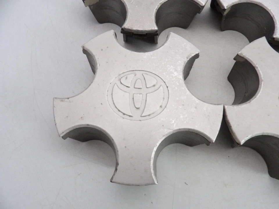 Set of 4 1996 1997 1998 1999 2000-2002 Toyota Avalon Solara Camry center caps Foto 4 de 4