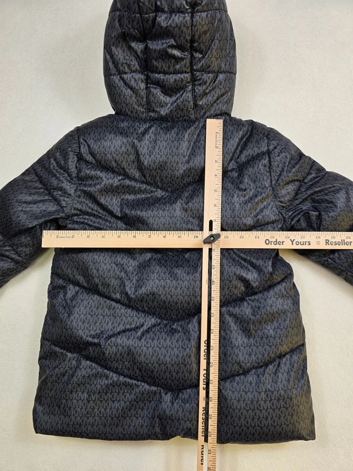 Куртка-пуховик с капюшоном Michael Kors для девочек размер 7/8 черная с принтом MK с розовой подкладкой - Изображение 4 из 4