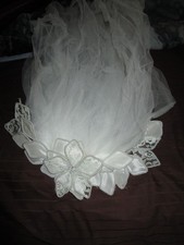 Wedding Veil VTG 1969 With Floral Comb Design 22"