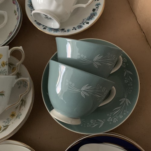 Vintage China Tea Cups & Saucers X 12 Wedding / Party / Tea Room - Picture 4 of 7