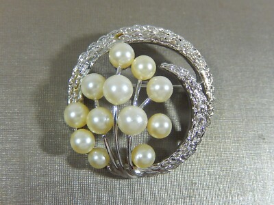 VTG  CROWN TRIFARI SIMULATED PEARL TEXTURED SILVER TONE BROOCH IN MINT CONDITION