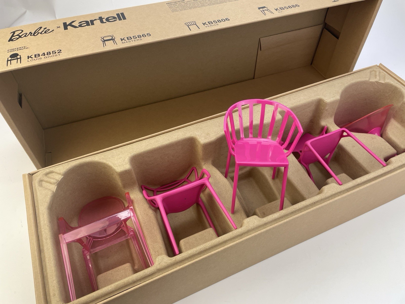 Foto 2 van Barbie X Kartell Chairs