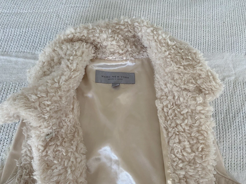 Hermoso chaleco de piel sintética Marc New York Andrew Marc color blanco/crema para mujer XL  Foto 4 de 4