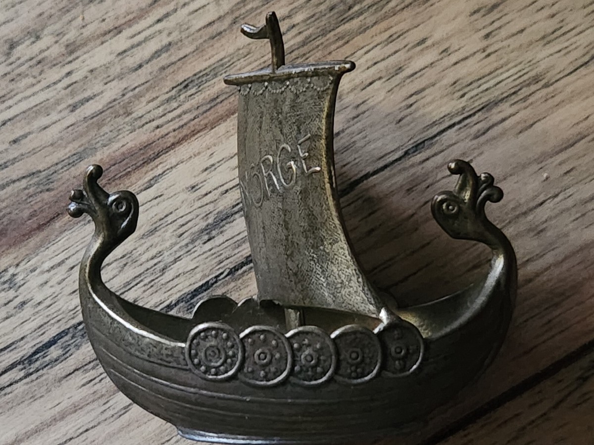 Handstopt TPB Tinn Pewter Viking Ship with Norge Sail Boat Open