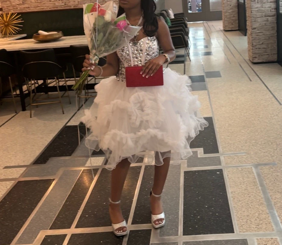 Hermoso vestido de boda blanco personalizado con cuentas y pedrería Foto 2 de 2