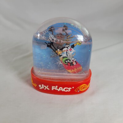 Vinatge Warner Bros Entertainment Inc Six Flag Looney Tunes Snow Globe