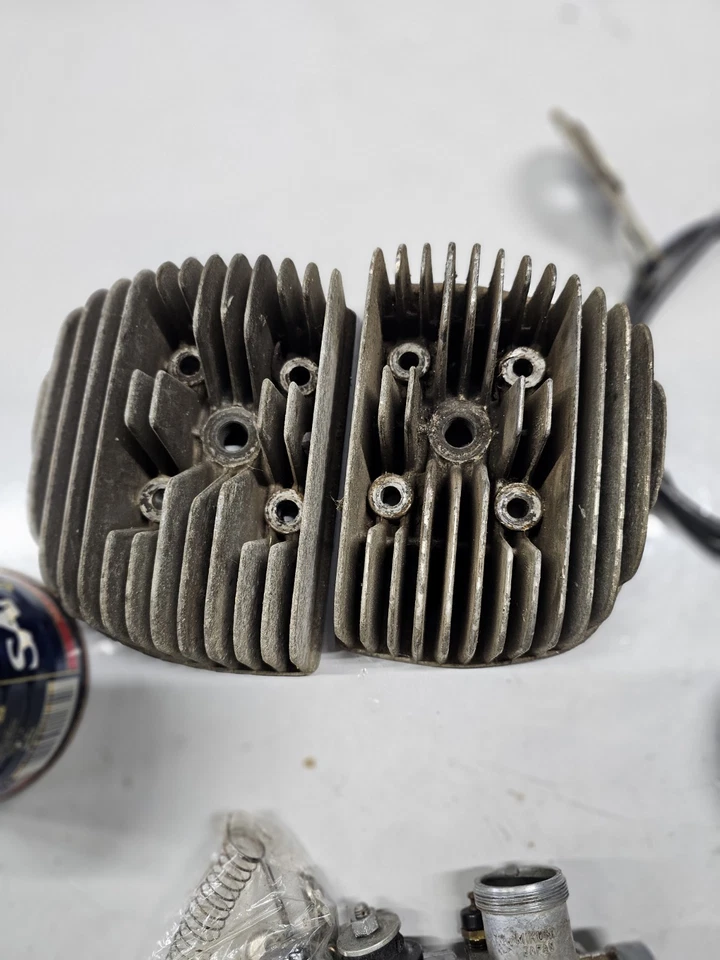 Yamaha YDS2 YM1 Lote Carburadores Cabezales Tanque Almohadillas Tapa Gas Petcock Cuernos Big Bear Foto 3 de 4