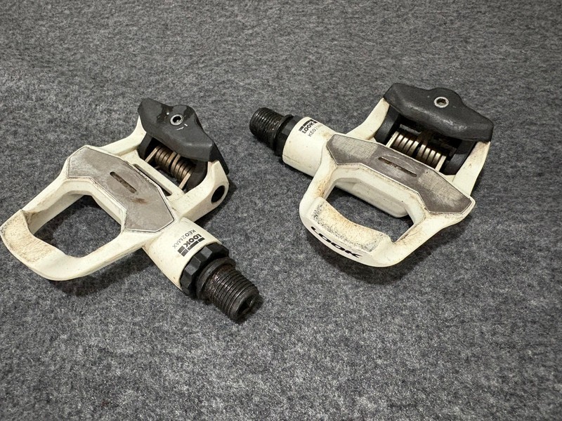 Look Keo 2 Max Pedals white. No cleats. 