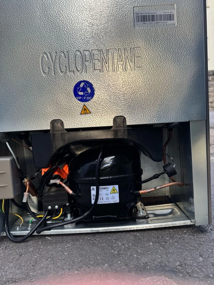 Ich verkaufe einen neuen Kühlschrank, den ich erst vor 1 Monat für 250 Euro  - Bild 2 von 4