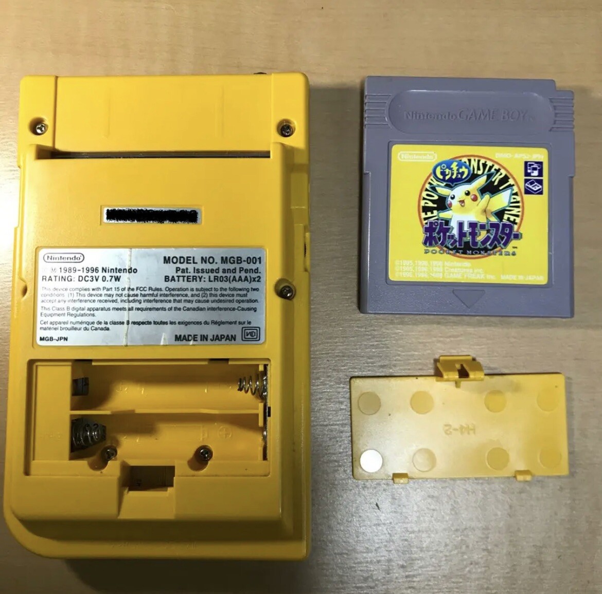 Nintendo GameBoy Pocket yellow & Pokemon Pikachu Soft & Pocket