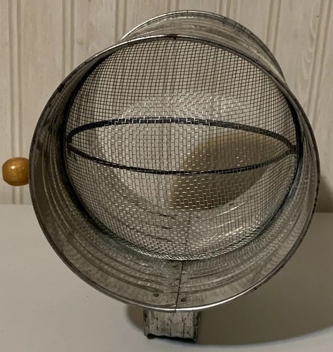 Vintage Fairgrove 5 Cup Sifter with Wood Handle - Picture 7 of 8