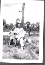 VINTAGE PHOTOGRAPH 1940S MEN'S LITTLE GIRLS/BABY ROCKING CHAIR FASHION OLD PHOTO