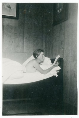 Junge Frau nackt liest Buch im Bett lachend Akt Vintage