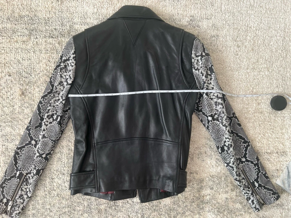 Chaqueta de cuero con mangas estampadas de piel de serpiente negra VEDA talla XS - pequeña Foto 4 de 4