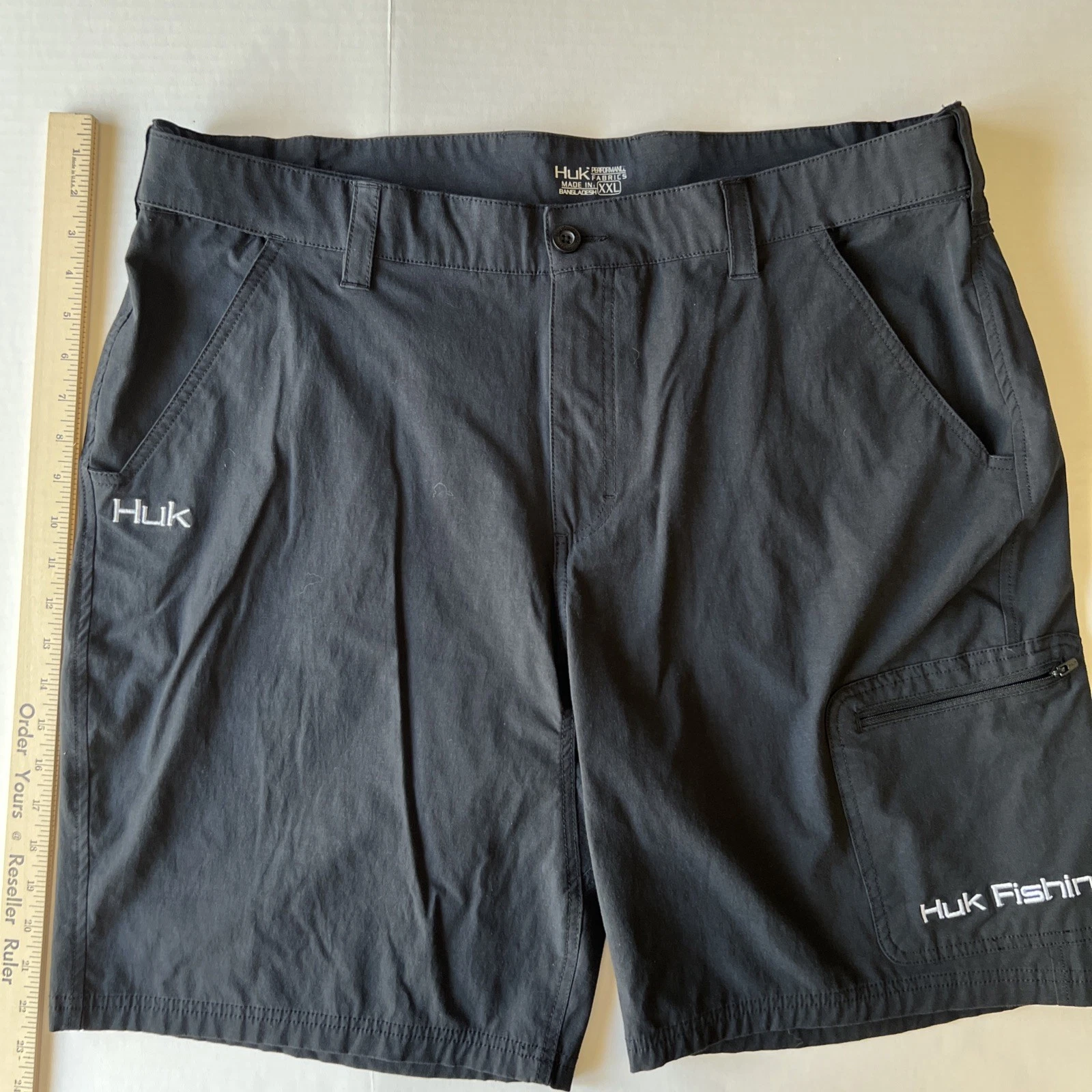 Huk Cargo Fishing Shorts Men's 2XL Black Vented 10" Zip Pocket Stretch H2000011